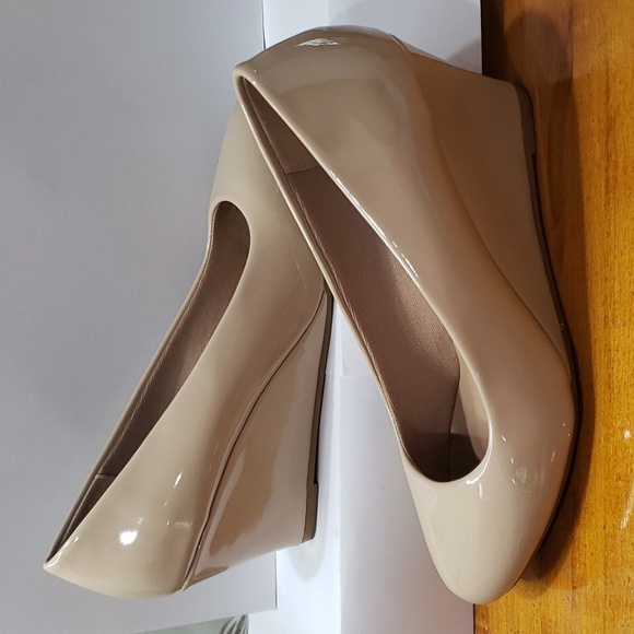 Forever. Tan Patten Man-Made Leather Wedge; Round Toe; Wedge Heel. Size 8 EUC - Picture 6 of 13